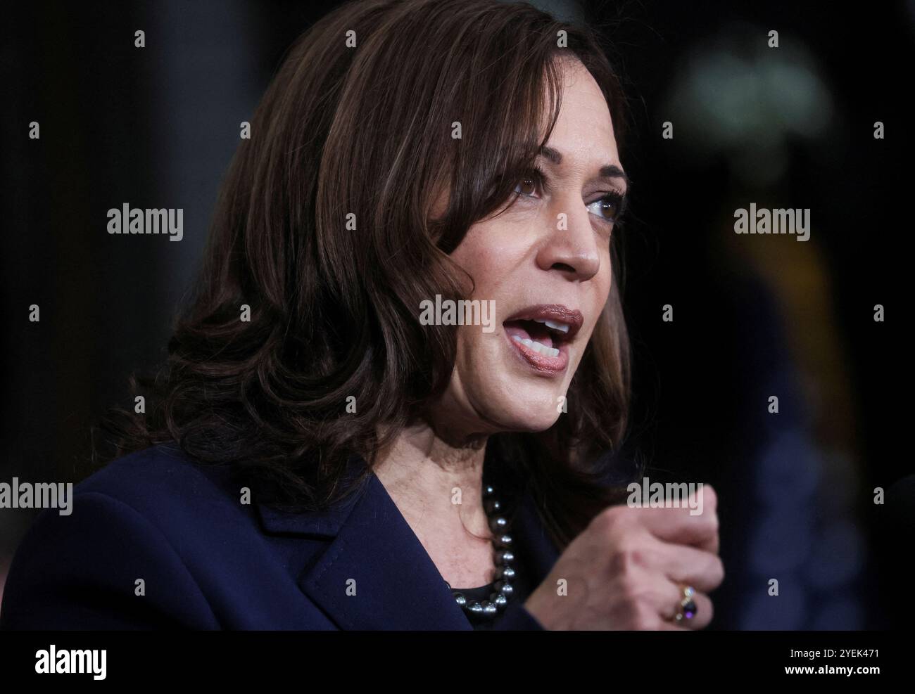 US-Vizepräsidentin Kamala Harris spricht, bevor Präsident Joe Biden einen Beschluss über Bundesverträge für Bauprojekte und Arbeit A unterzeichnete Stockfoto