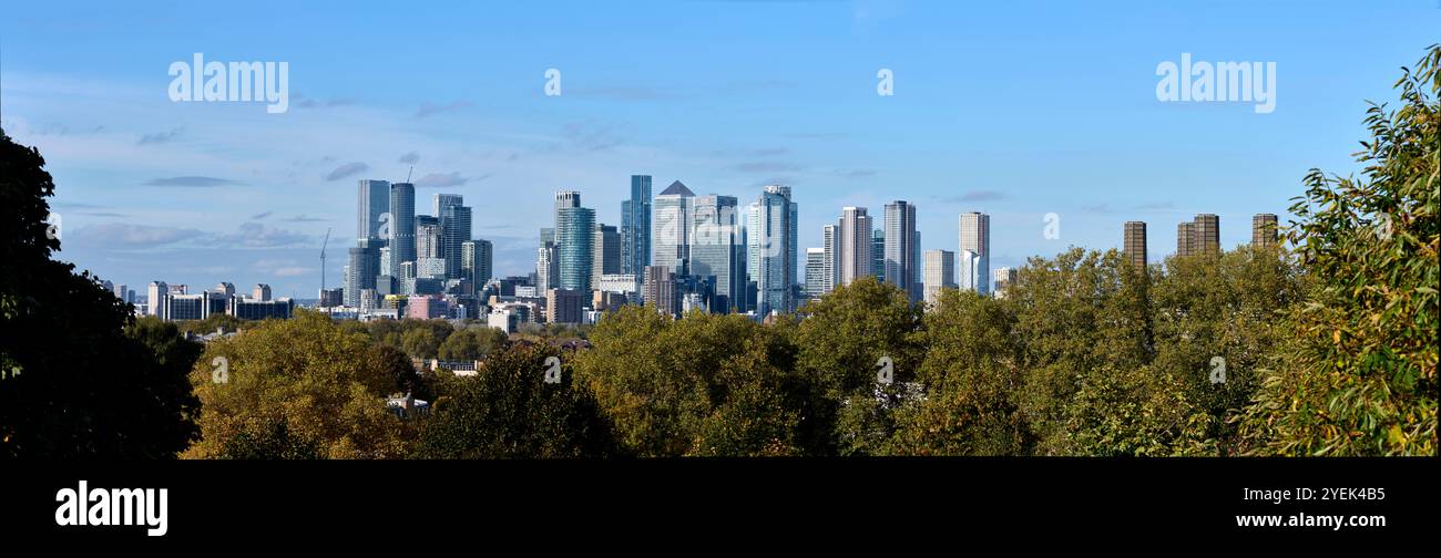 Blick auf die Skyline von Canary Wharf von One Tree Hill, Greenwich Park, London England, Herbst 2024 Stockfoto