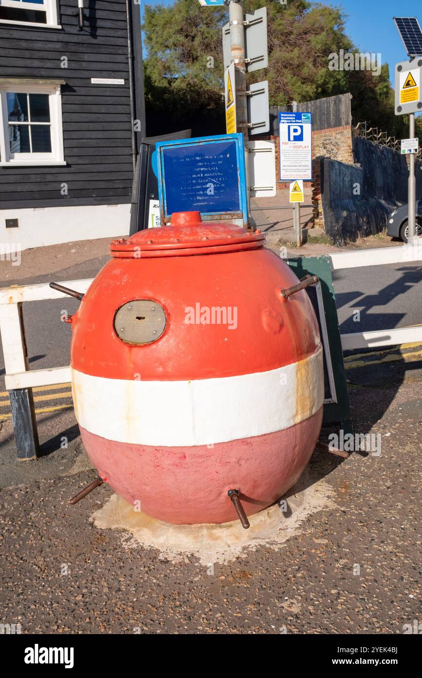 Schwimmende Marinemine aus dem 2. Weltkrieg in Broadstairs in Kent Stockfoto