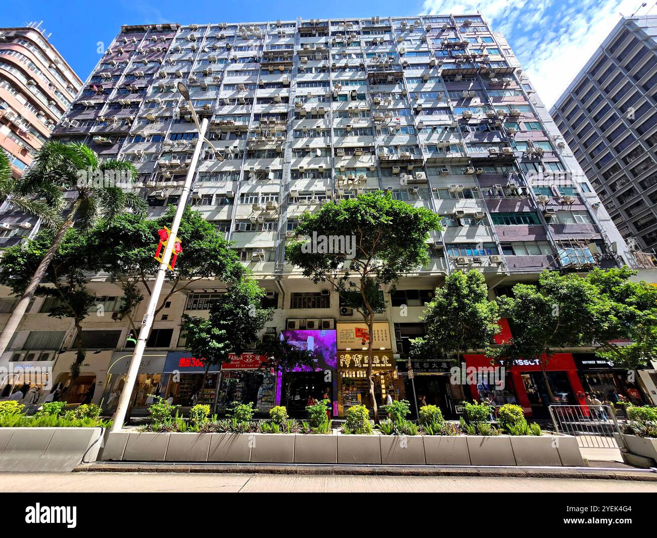 Ein großer Wohnkomplex in den 1969er Jahren an der Nathan Road, Tsim Sha Tsui, Kowloon, Hongkong. Stockfoto