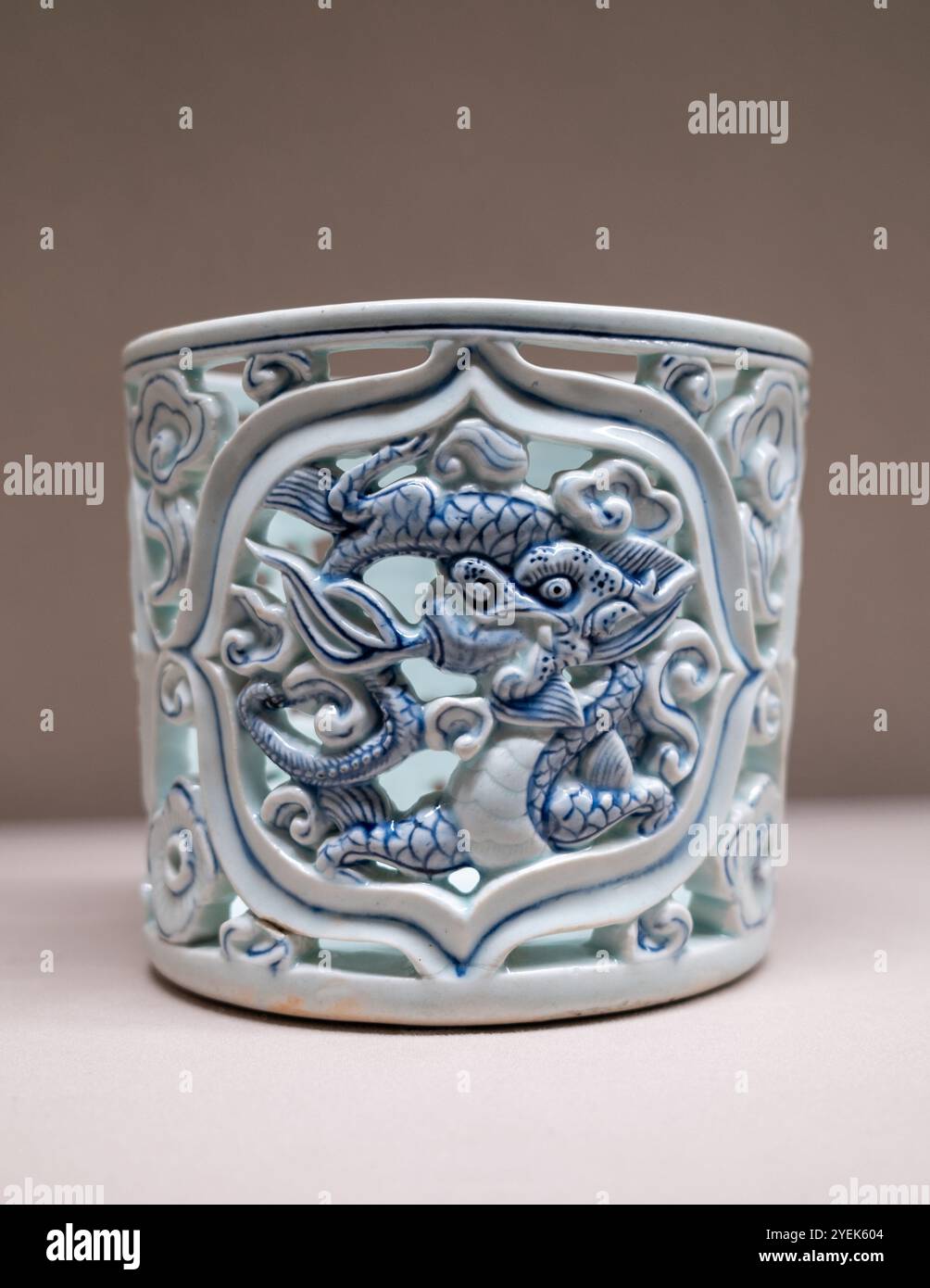 Porzellanpapierhalter aus der Joseon-Dynastie mit Fragon Design Detail im Museum of Oriental Ceramics Osaka Stockfoto