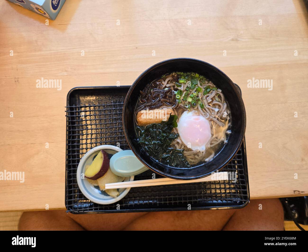 Eine Schüssel Soba-Nudeln mit Ei und Gewürzen. Foto in Ibusuki, Kyushu, Japan. - Smartphone-aufgenommenes Stockfoto