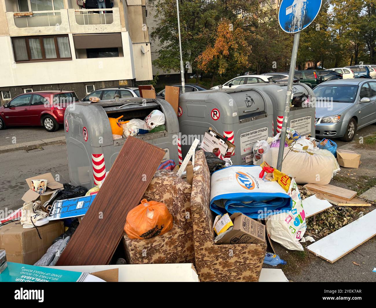 Müll und Wohnmöbel wurden auf den Straßen vor vollen Mülltonnen abgestellt. Abfallsammelstelle für Abfälle in Sofia Bulgarien, Europa, EU - Smartphone-aufgenommenes Stockfoto