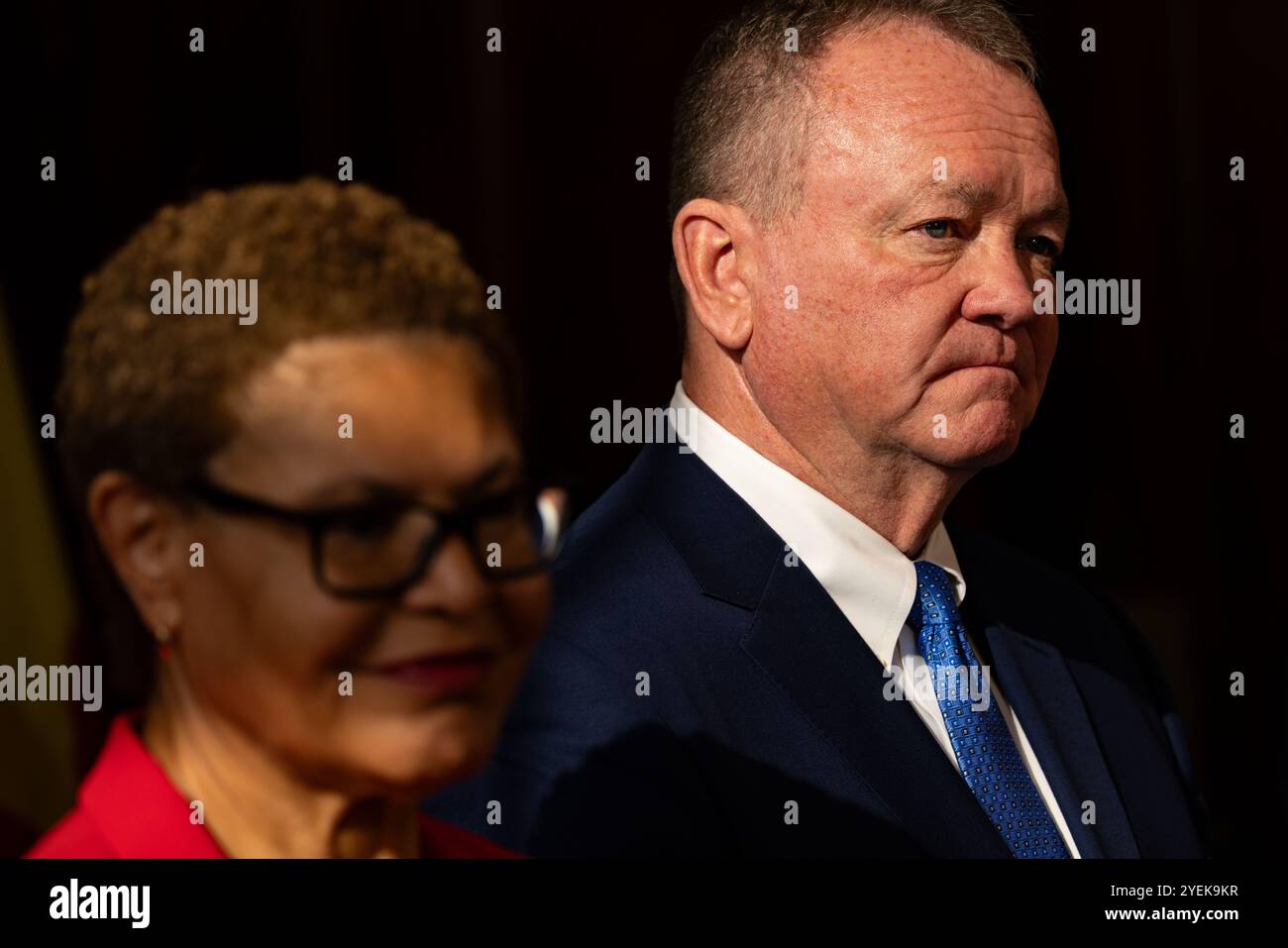 Los Angeles, Kalifornien – 4. Oktober 2024: Karen Bass, Bürgermeister von Los Angeles, stellt den ehemaligen Sheriff Jim McDonnell aus Los Angeles zum Polizeichef vor. Stockfoto