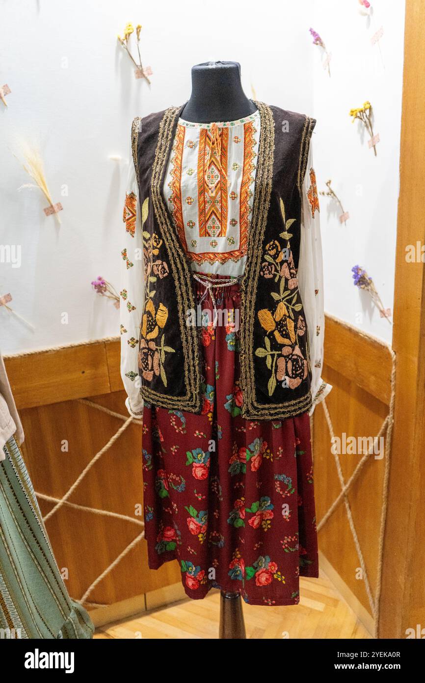 Ukrainische Frauenkostüme. Kleidung: Besticktes Hemd, Weste und Rock mit Gürtel. Alte Abnutzung Stockfoto