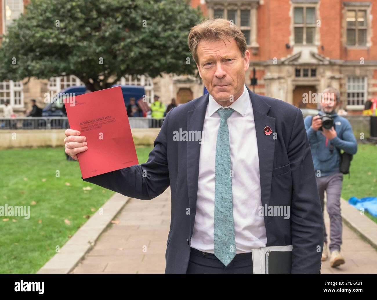 Richard Tice Abgeordneter (Reform: Boston and Skegness) auf College Green, Westminster mit einer Kopie des Budgets - er war nicht beeindruckt. Oktober 2024 Stockfoto