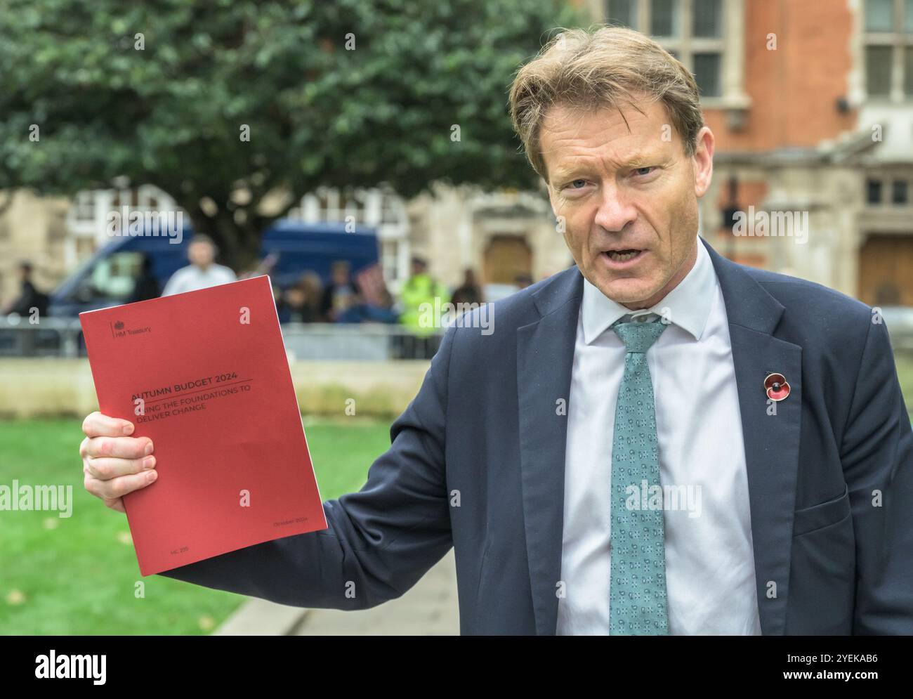 Richard Tice Abgeordneter (Reform: Boston and Skegness) auf College Green, Westminster mit einer Kopie des Budgets - er war nicht beeindruckt. Oktober 2024 Stockfoto