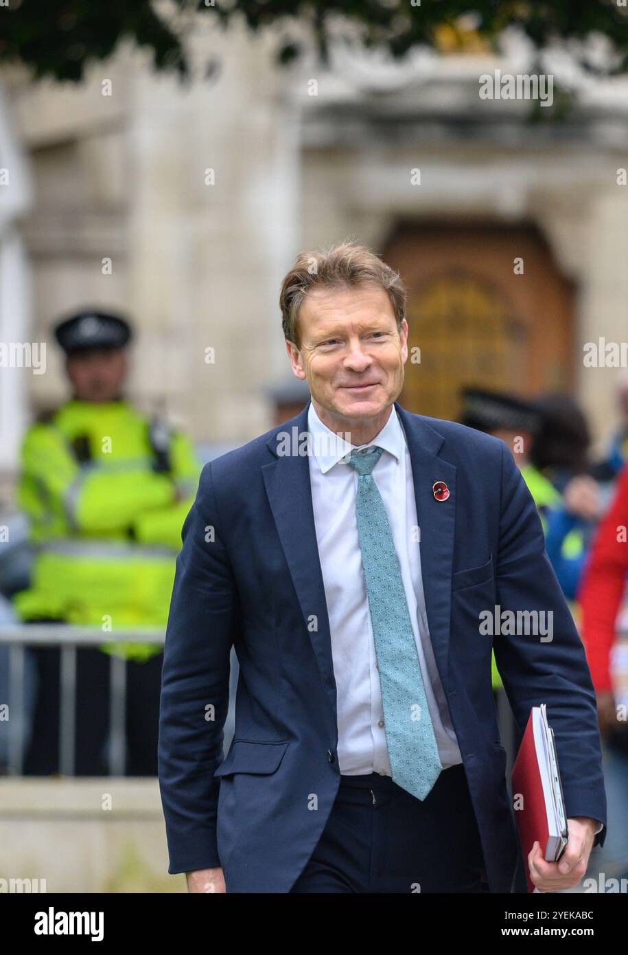 Richard Tice Abgeordneter (Reform: Boston and Skegness) auf College Green, Westminster, wird nach dem ersten Haushalt der neuen Labour-Regierung - 30. - Interviewt. Stockfoto