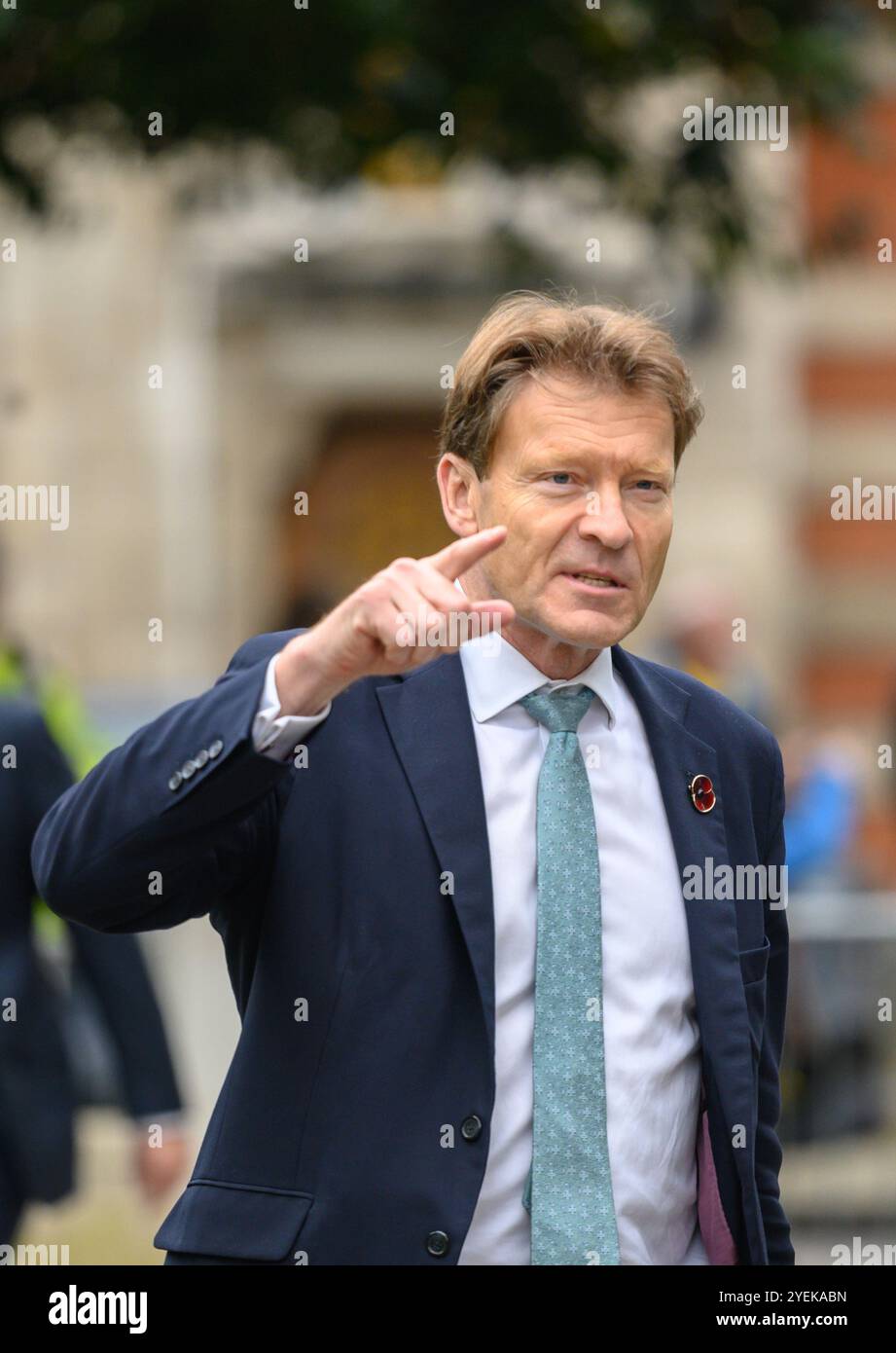Richard Tice Abgeordneter (Reform: Boston and Skegness) auf College Green, Westminster, wird nach dem ersten Haushalt der neuen Labour-Regierung - 30. - Interviewt. Stockfoto