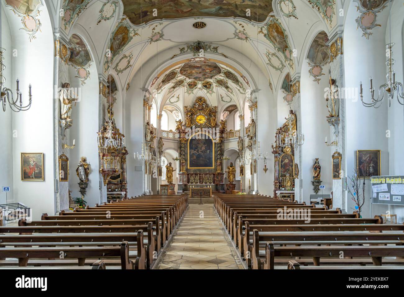 Innenraum der Pfarrkirche St. Magdalena in Fürstenfeldbruck, Bayern, Deutschland | Katholische Pfarrkirche St. Magdalena innen, Fürstenfeldbruck, Stockfoto