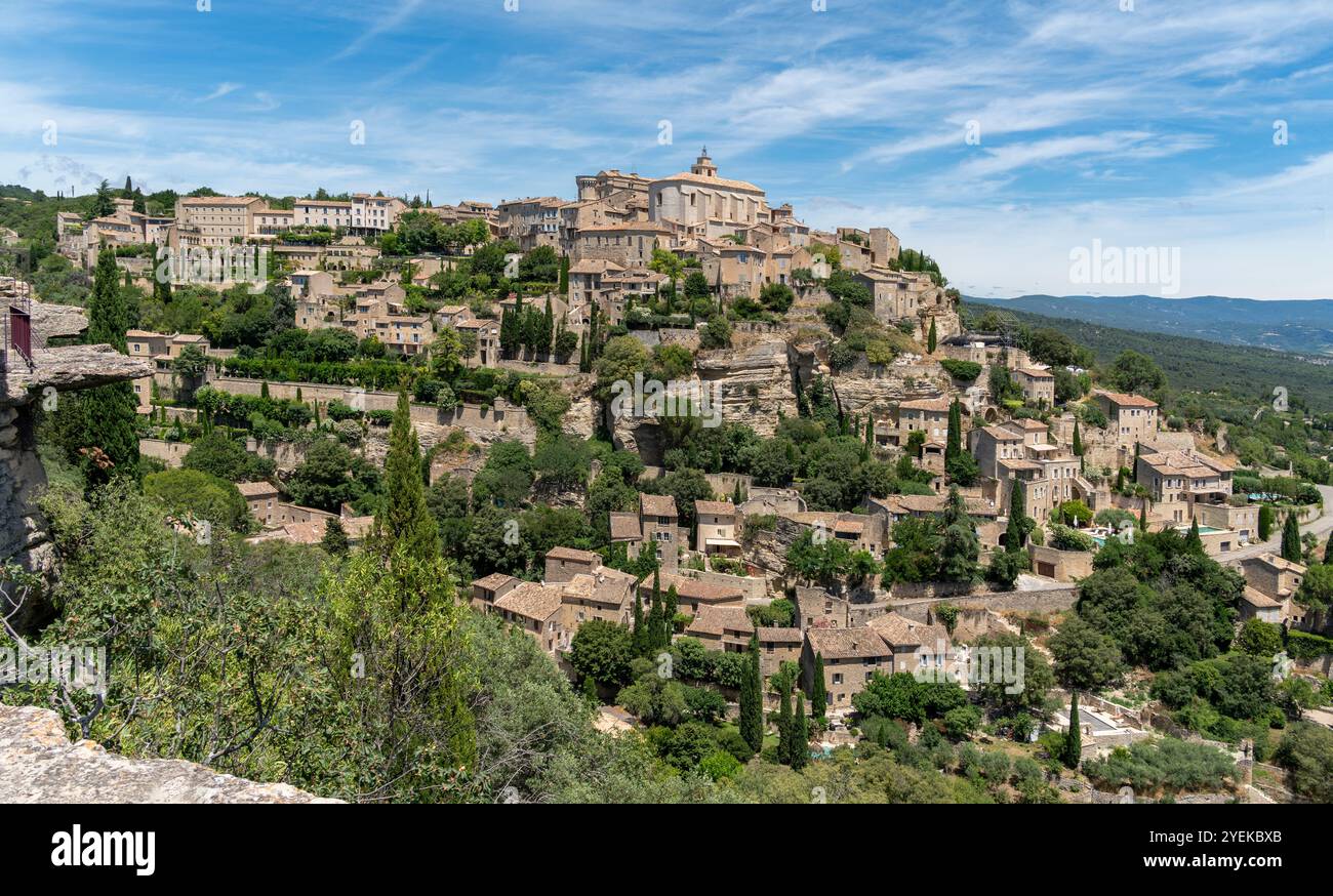 Landschaft rund um Gordes, eine Gemeinschaft in der Provence in Südfrankreich im Sommer Stockfoto