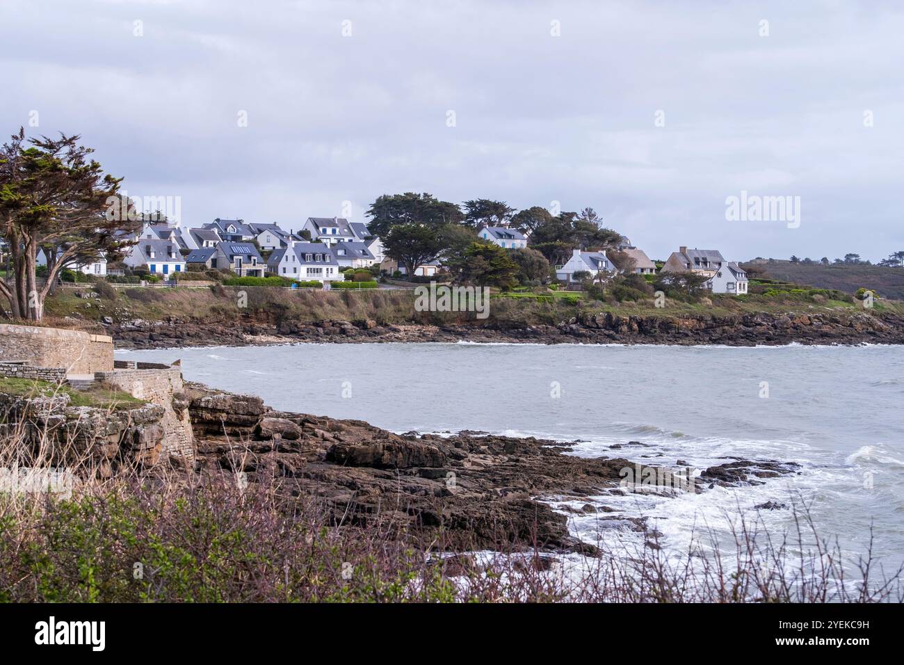 Arzon, Port Navalo (Bretagne, Nordwestfrankreich): Häuser am Meer über dem Strand von Port Navalo Stockfoto