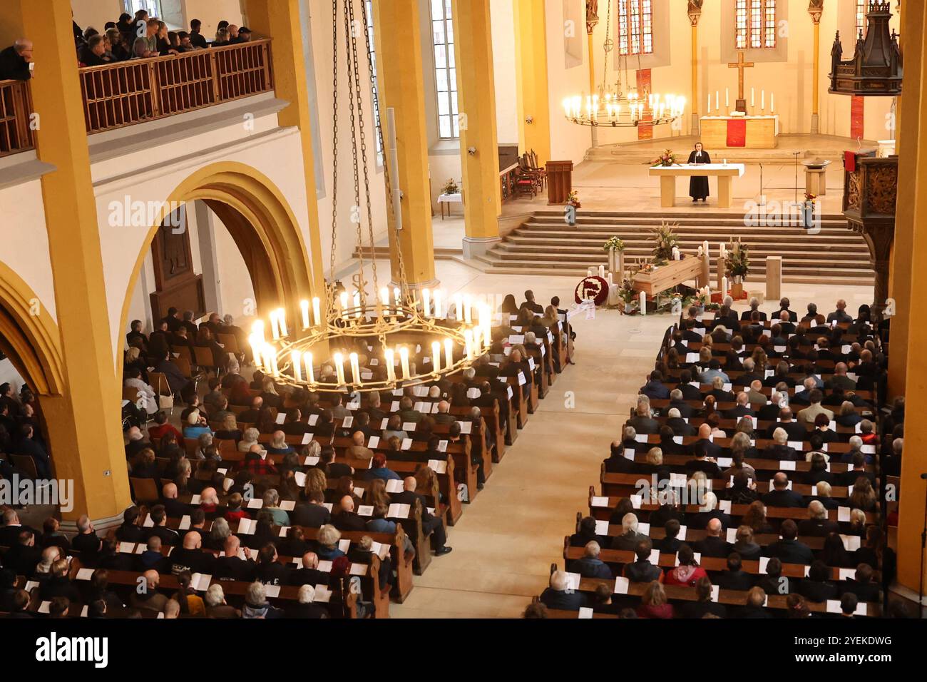 31. Oktober 2024, Thüringen, Jena: Pfarrer Konstanz Hartung und Teilnehmer am öffentlichen Trauergottesdienst für den verstorbenen Jugendpfarrer Lothar König in der Michaelskirche. Nach Angaben seiner Familie starb der ehemalige Stadtjugendpfarrer von Jena am 21. Oktober im Alter von 70 Jahren. König wurde in den frühen 2010er Jahren landesweit bekannt Nachdem er 2011 in Dresden an einem Protest gegen Rechtsextremisten teilgenommen hatte, klagte ihn die Staatsanwaltschaft Dresden wegen schwerer Friedensverletzung an. Das Verfahren gegen König wurde 2014 gegen Zahlung einer Bedingung eingestellt, Foto: Bodo Schackow/dp Stockfoto