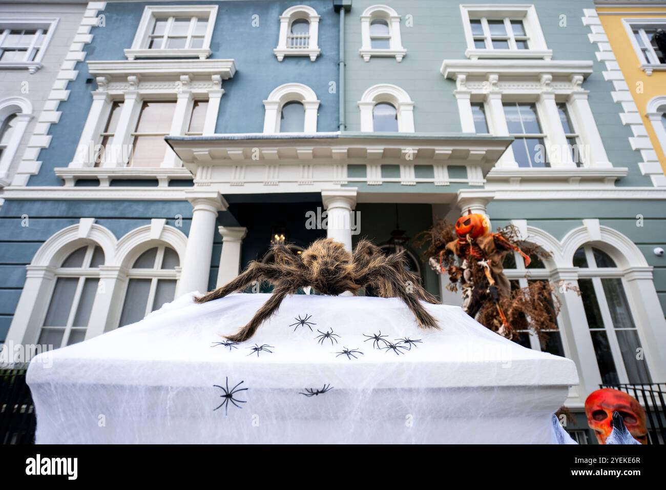 Ein zu Halloween dekoriertes Haus am Elgin Crescent in Notting Hill, West London, bereit, Trick oder Treatter an All Hallows' Eve zu begrüßen. Bilddatum: Donnerstag, 31. Oktober 2024. Stockfoto