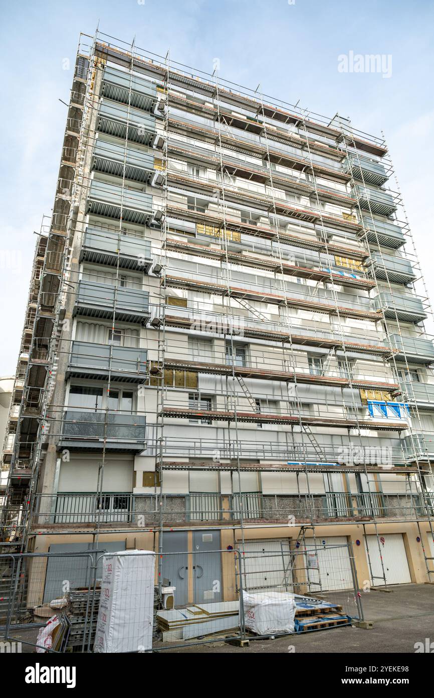 Rouen, Bezirk Chatelet (Nordfrankreich): Thermische Sanierung von Sozialwohnungen. Renovierung der Fassaden von öffentlichen Wohnblocks von Wohnungen mit Stockfoto