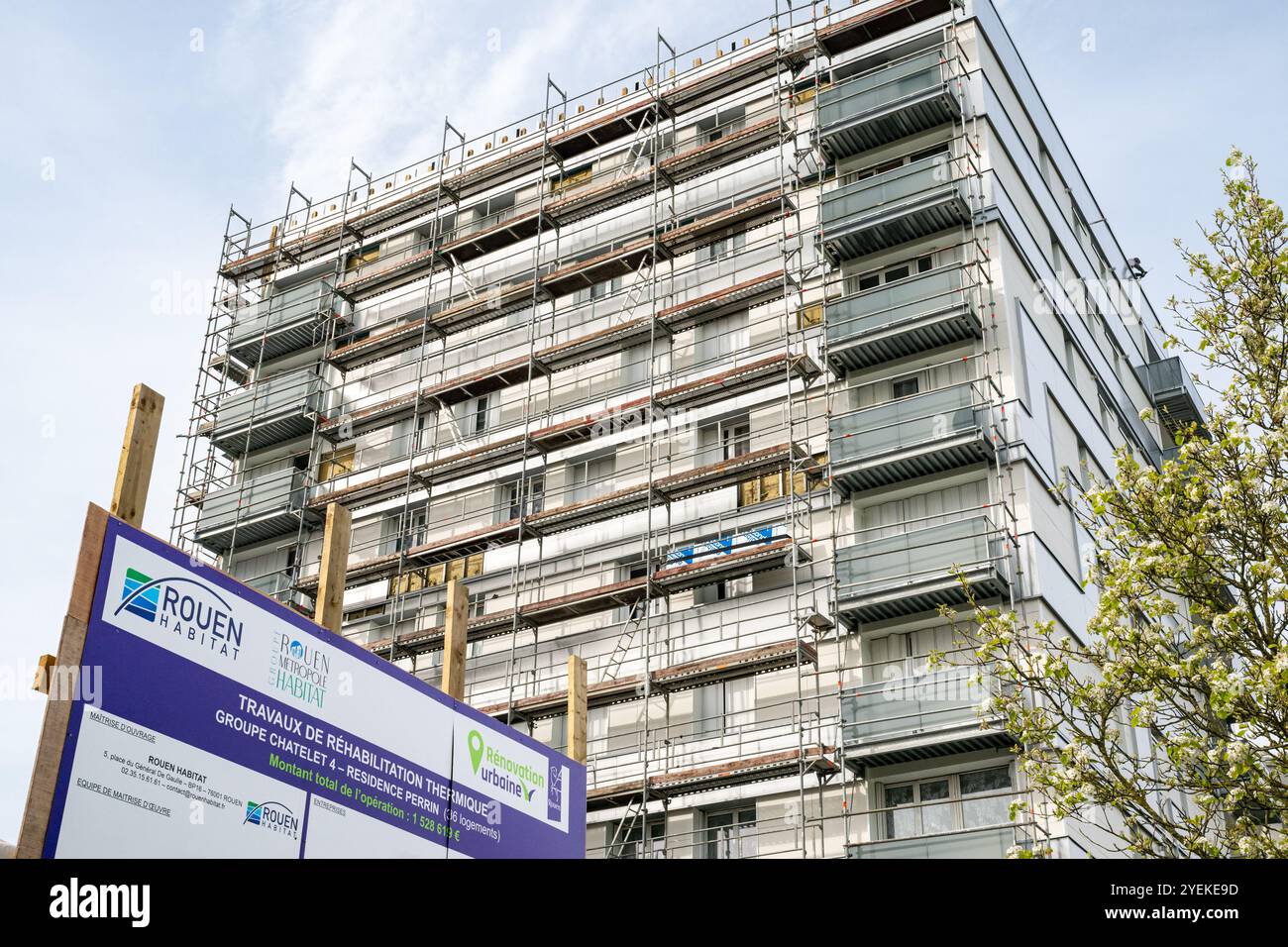 Rouen, Bezirk Chatelet (Nordfrankreich): Thermische Sanierung von Sozialwohnungen. Renovierung der Fassaden von öffentlichen Wohnblocks von Wohnungen mit Stockfoto