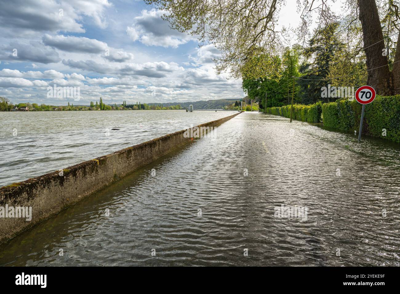 Überschwemmungen und Anstieg des Wasserspiegels der seine in Bardouville (Nordfrankreich) am 9. Und 10. April 2023. Wasserbedeckte Straße, mit einer niedrigen Mauer Stockfoto