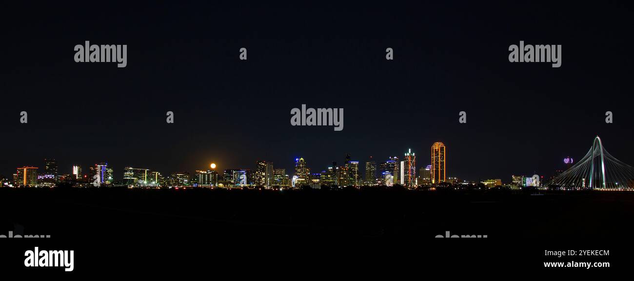 Wunderschöner Panaromic Blick Auf Die Margaret Hunt Bridge Und Die Hellen Neonlichter Der Skyline Von Downtown Dallas Bei Nacht Stockfoto