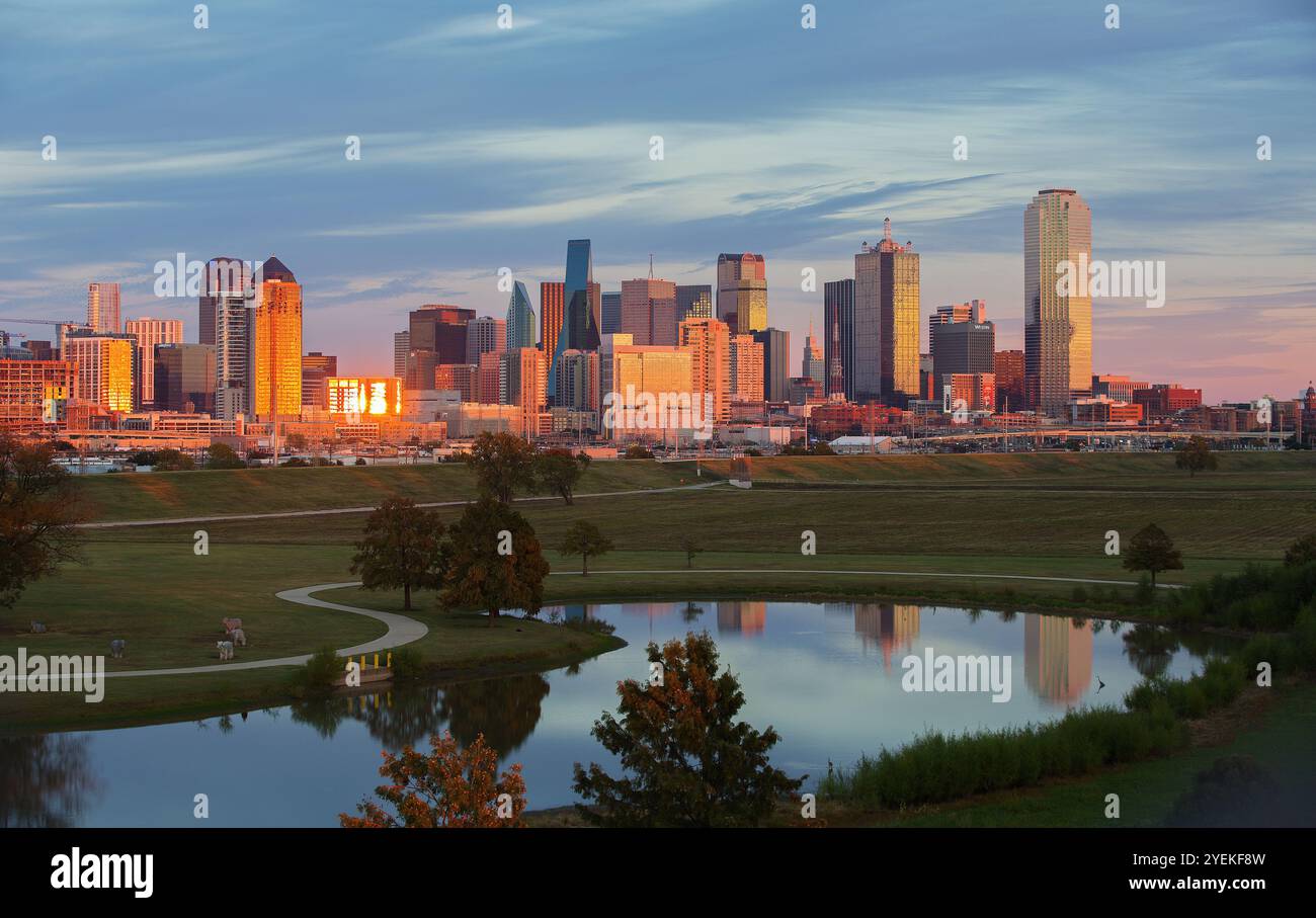 Malerischer Blick auf die Skyline von Downtown Dallas vom Trammell Crow Park mit abendlicher Sonne, die von Gebäuden reflektiert wird Stockfoto