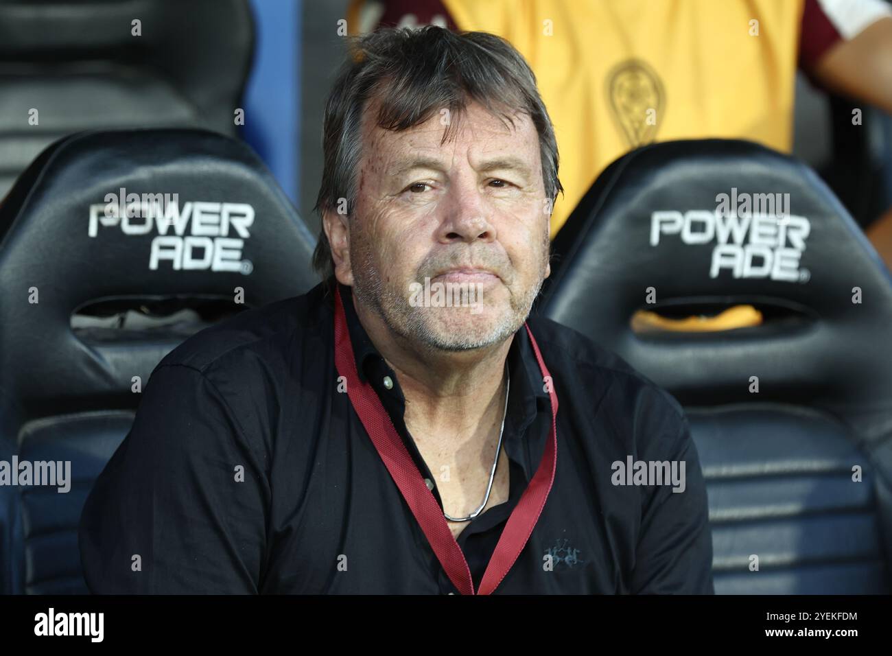 Der argentinische Lanus-Cheftrainer Ricardo Zielinsky steht auf der Bank vor dem zweiten Halbfinalspiel der CONMEBOL Copa Sudamericana gegen den brasilianischen Cruzeiro im Ciudad de Lanus-Stadion in Lanus, Provinz Buenos Aires, Argentinien am 30. Oktober 2024. Cruzeiro gewann 0-1 und qualifizierte sich für das Finale des Turniers, das am 23. November in Asuncion, Paraguay, im Stadion Nueva Olla ausgetragen wurde. Stockfoto