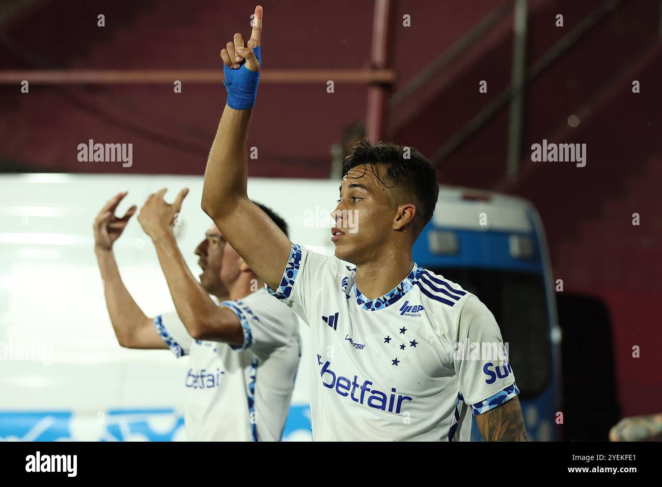 Der brasilianische Cruzeiro-Stürmer Kaio Pinto (R) feiert mit seinen Teamkollegen, nachdem er am 30. Oktober 2024 ein Tor gegen den argentinischen Lanus im Halbfinale der CONMEBOL Copa Sudamericana im Ciudad de Lanus Stadion in der Provinz Buenos Aires, Argentinien erzielt hat. Cruzeiro gewann 0-1 und qualifizierte sich für das Finale des Turniers, das am 23. November in Asuncion, Paraguay, im Stadion Nueva Olla ausgetragen wurde. Stockfoto