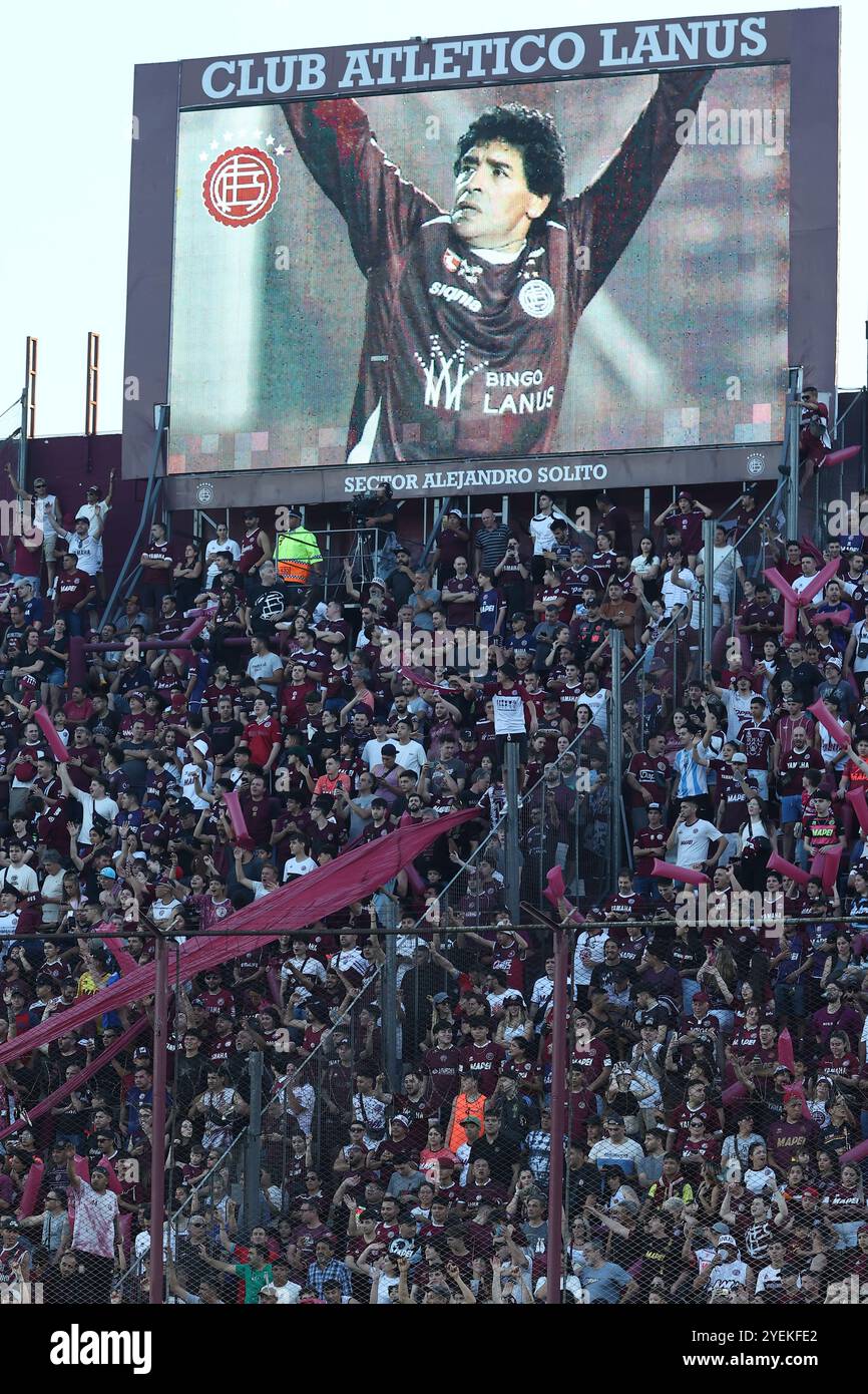 Ein Bild des verstorbenen argentinischen Fußballstars Diego Maradona in einem Lanus-Trikot wird auf einer großen Leinwand gezeigt, um sein Jubiläum #64 zu feiern, bevor am 30. Oktober 2024 das Halbfinale der CONMEBOL Copa Sudamericana im Stadion Ciudad de Lanus in der Provinz Buenos Aires, Argentinien, im Ciudad de Lanus stattfand. Stockfoto