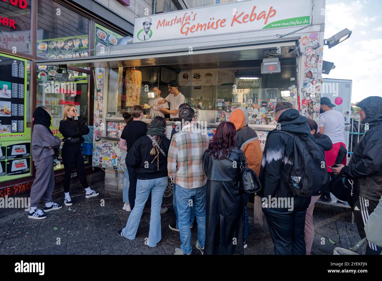 Mustafas Gemüse Kebap am Mehringdamm in Berlin-Kreuzberg, Warteschlange, Berlin Stockfoto