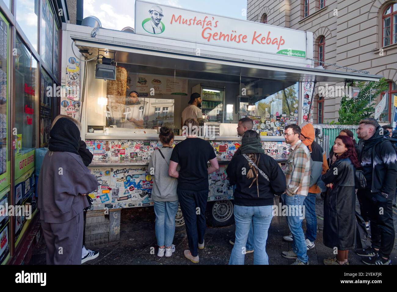 Mustafas Gemüse Kebap am Mehringdamm in Berlin-Kreuzberg, Warteschlange, Berlin Stockfoto