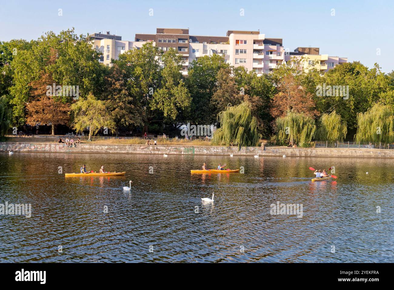 Kajaktour auf dem Landwehrkanal beim Urbanhafen, Altweibersommer, Berlin-Kreuzberg Stockfoto
