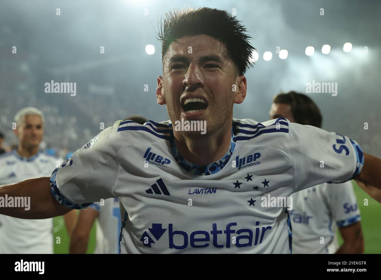 Der brasilianische Cruzeiro Argentinier Lucas Villalba feiert mit seinen Teamkollegen, nachdem er am 30. Oktober 2024 im Halbfinale der CONMEBOL Copa Sudamericana im Ciudad de Lanus Stadion in Lanus, Provinz Buenos Aires, Argentinien, mit 0-1 besiegt hatte. Cruzeiro qualifizierte sich für das Finale des Turniers, das am 23. November in Asuncion, Paraguay, im Stadion Nueva Olla ausgetragen wurde. Stockfoto