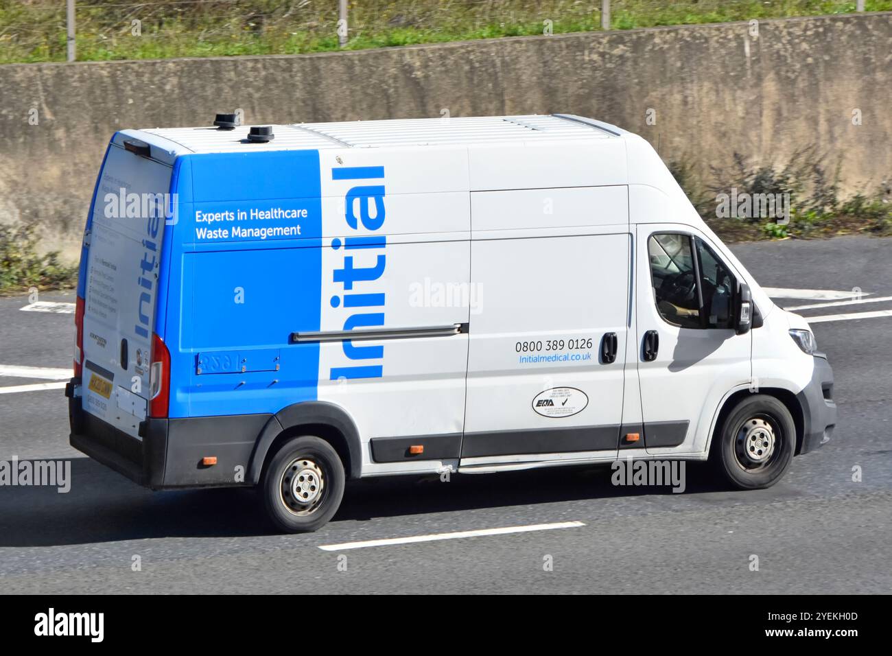 Rentokil erster Business Group Van bewarb als Experten für Healthcare Waste Management eine Seitenansicht auf der M25 Autobahn Essex England UK Stockfoto