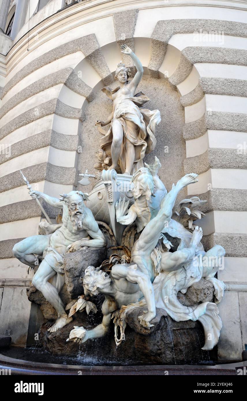 Die Macht zur See Brunnen vor dem St. Michael Flügel der Hofburg in Wien. Stockfoto