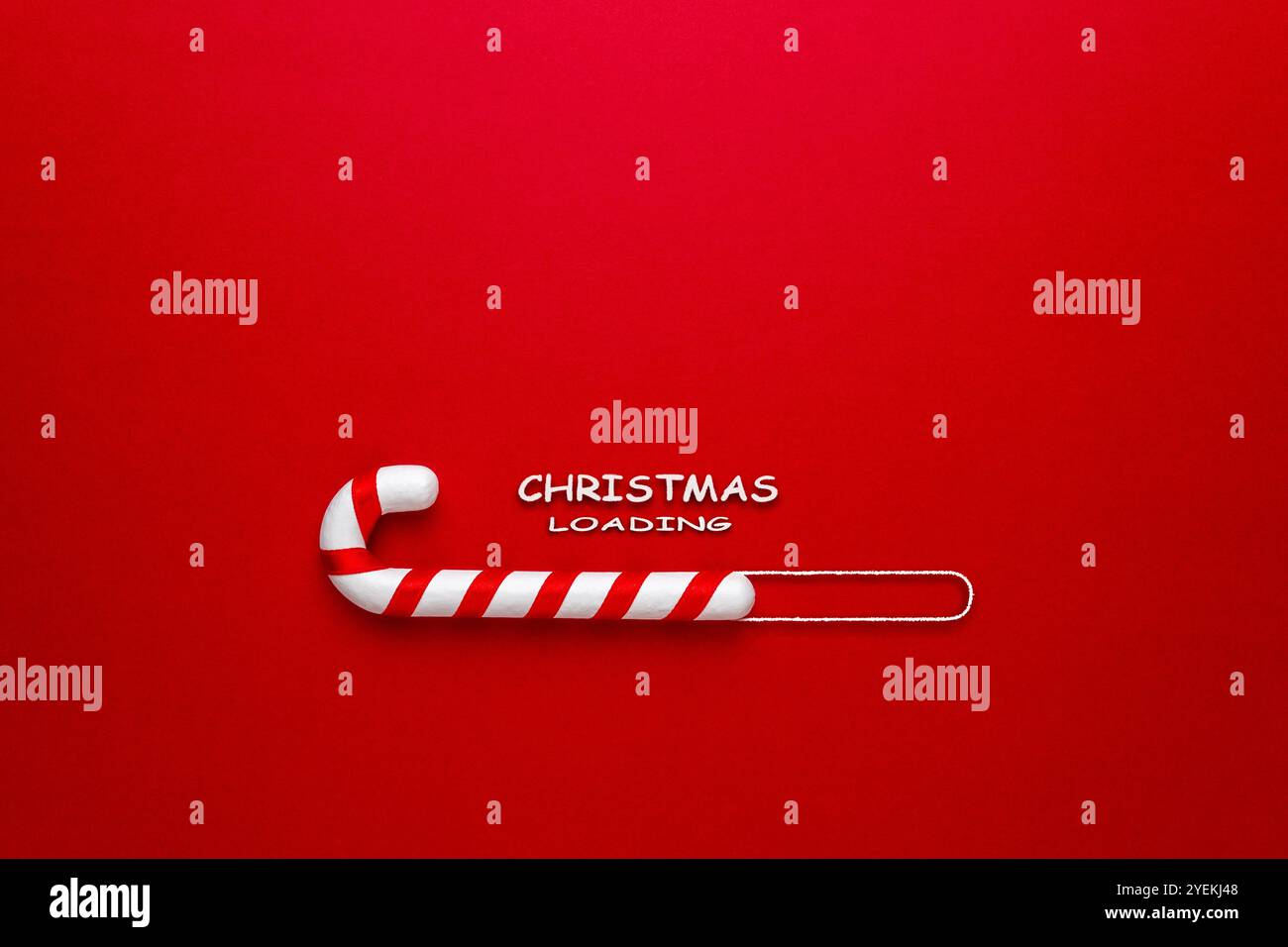 Zuckerrohr auf rotem Hintergrund. Minimales weihnachtliches Ladekonzept. Stockfoto