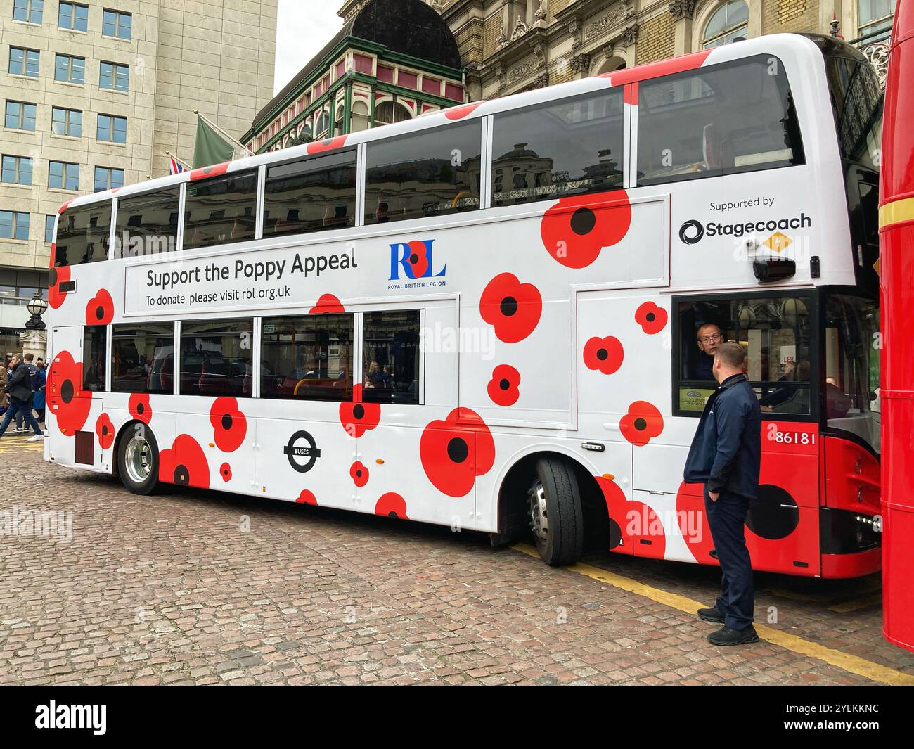London UK 31. Oktober 2024. Ein Londoner Bus für den London Poppy Day und den Mohnappell im Namen der Royal British Legion am Bahnhof Charing Cross Stockfoto