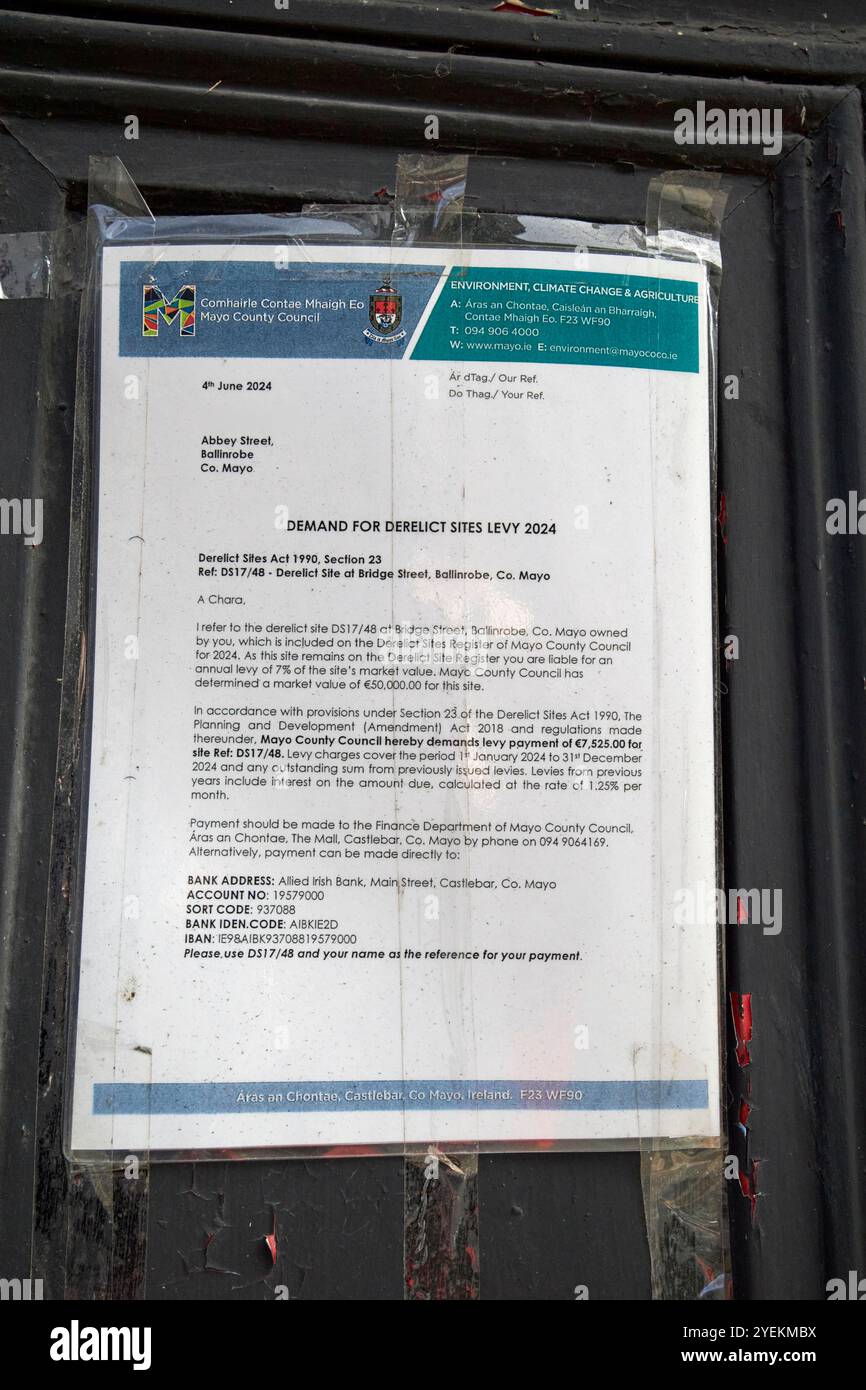 Nachfrage nach der Abgabe für heruntergekommene Standorte 2024 auf heruntergekommene Gebäude, County Mayo, republik irland Stockfoto