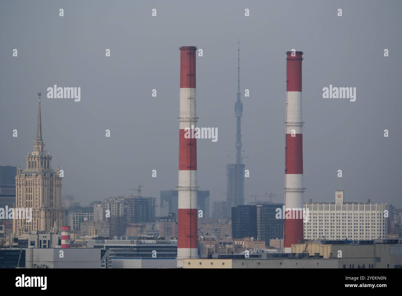 Stadtbild von Moskau von der Spitze der Sparrow Hills. Ostankino Tower, Weißes Haus, Hotel Ukraina, Moskau Stockfoto