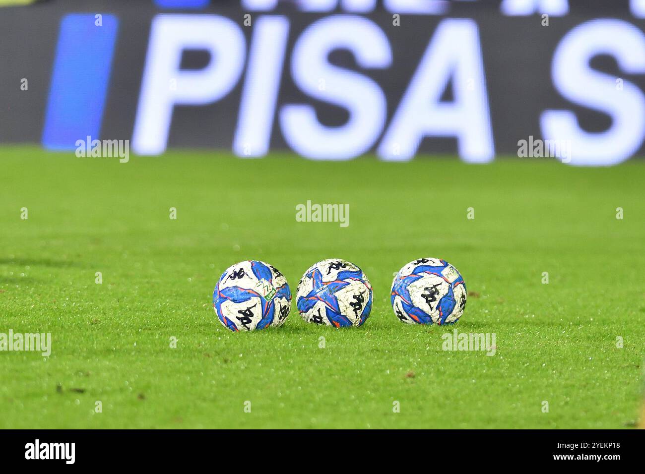 Fußballbälle der Serie BKT, in der Cetilar Arena Garibaldi in Pisa während des AC Pisa gegen US Catanzaro, italienisches Fußball-Spiel der Serie B in Pisa, Italien, Oktober 30 2024 Stockfoto