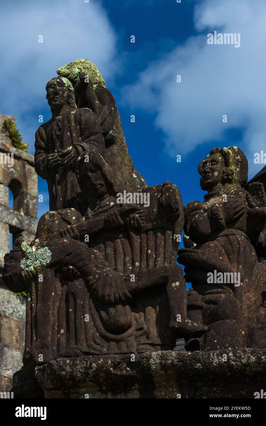 Abfahrt vom Kreuz. Detail einer Skulptur aus den späten 1500er Jahren auf der Westwand des Kalvariums in der Pfarrei nahe der Eglise Saint-Miliau in Guimiliau, Finistère, Bretagne, Frankreich. Stockfoto