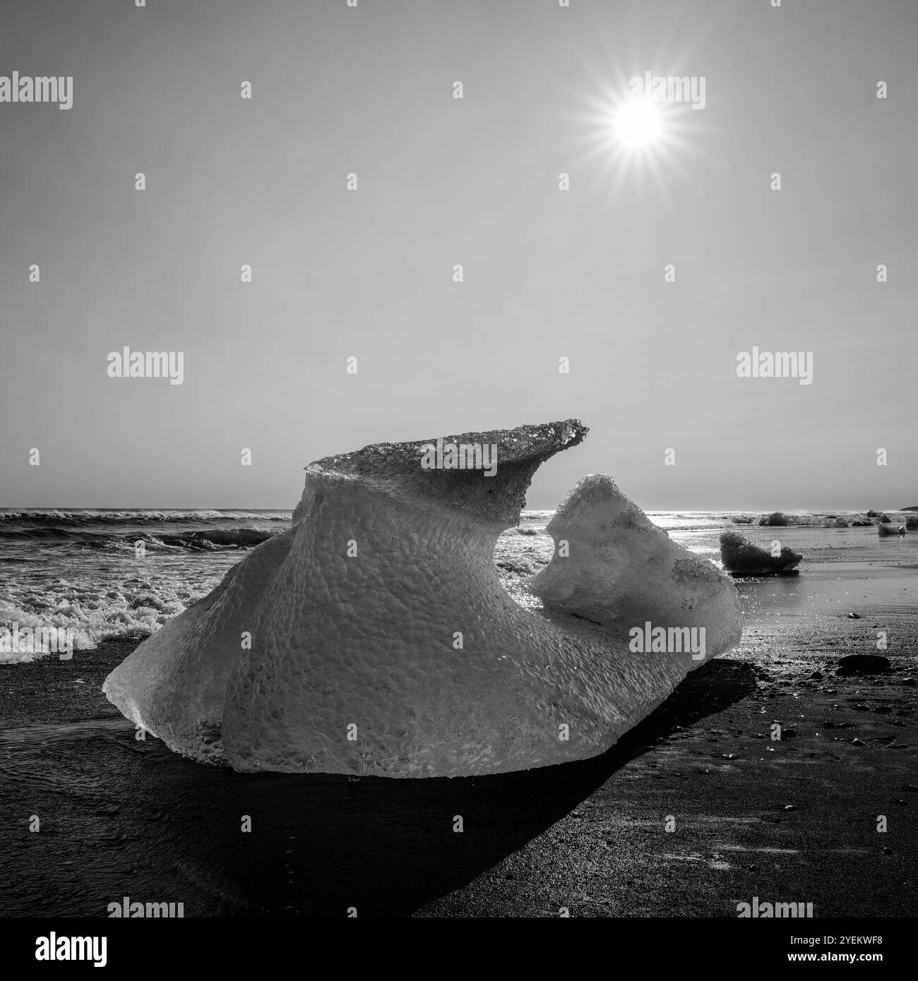 Der Diamond Beach mit vielen Eisbergen an seinem Strand in Island an der Südküste. Stockfoto