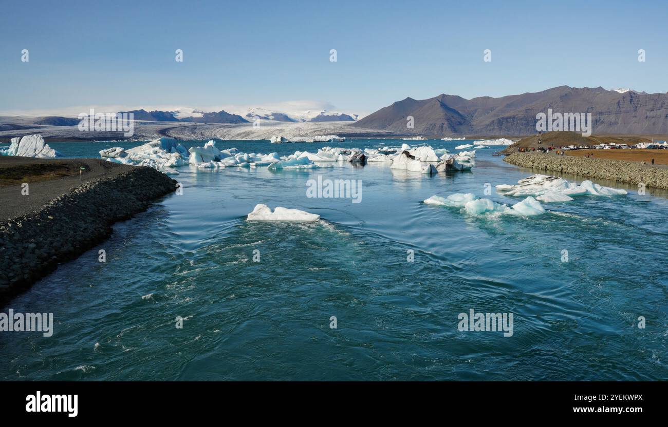 Die Gletscherlagune von Jökulsárlón führt zum Diamond Beach in Island an der Südküste. Stockfoto