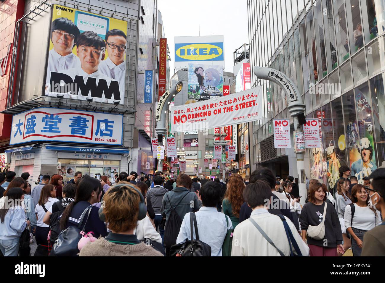 Riesige Menschenmassen in Shibuya, Tokio in Japan, um Halloween zu feiern. Für viele Einheimische und Touristen ist es Tradition geworden, an der berühmten Shibuya Scramble Crossing zu Halloween hinabzusteigen. In den letzten Jahren gab es jedoch so viele Menschen, dass die Gegend ins Chaos geraten ist. Dieses Jahr hat die Polizei Kontrollen eingeführt, um das Trinken und Partys von 18:00 Uhr bis 4:00 Uhr zu stoppen und die Überfahrt in ein Einbahnsystem zu machen, um zu versuchen, Ordnung unter den Menschenmassen zu halten. Trotz der Bitte, fernzubleiben, war die Gegend so voll wie eh und je mit Leuten, die die weltberühmte Shibuya-Atmosphäre genossen. Stockfoto