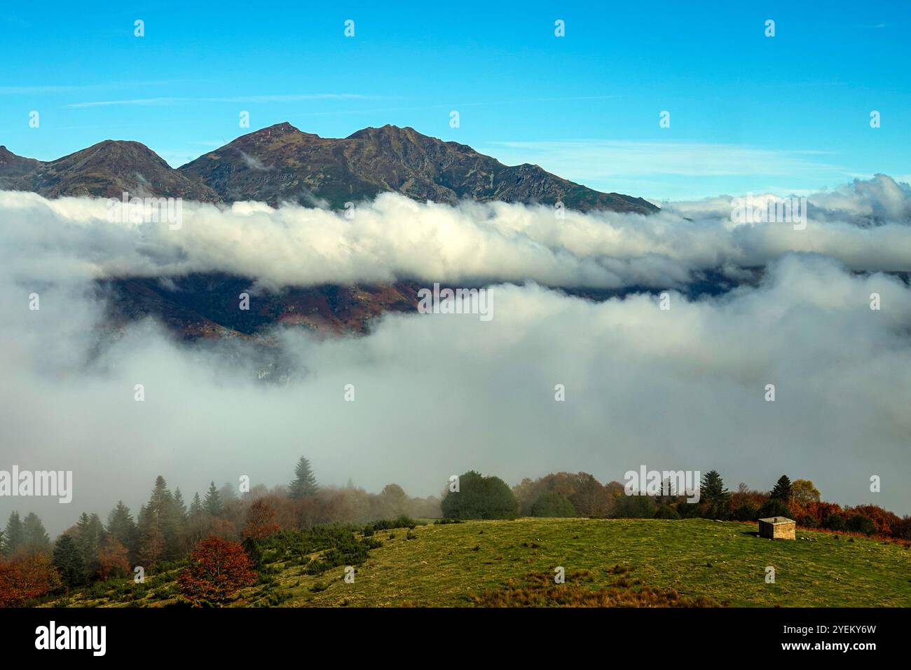 Skigebiet Mont Olmes vom Plateau de Beille im Herbst in der Ariege in den französischen Pyrenäen, Frankreich Stockfoto