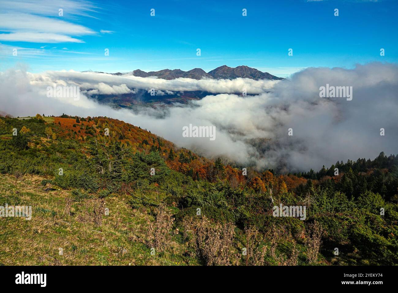 Skigebiet Mont Olmes vom Plateau de Beille im Herbst in der Ariege in den französischen Pyrenäen, Frankreich Stockfoto