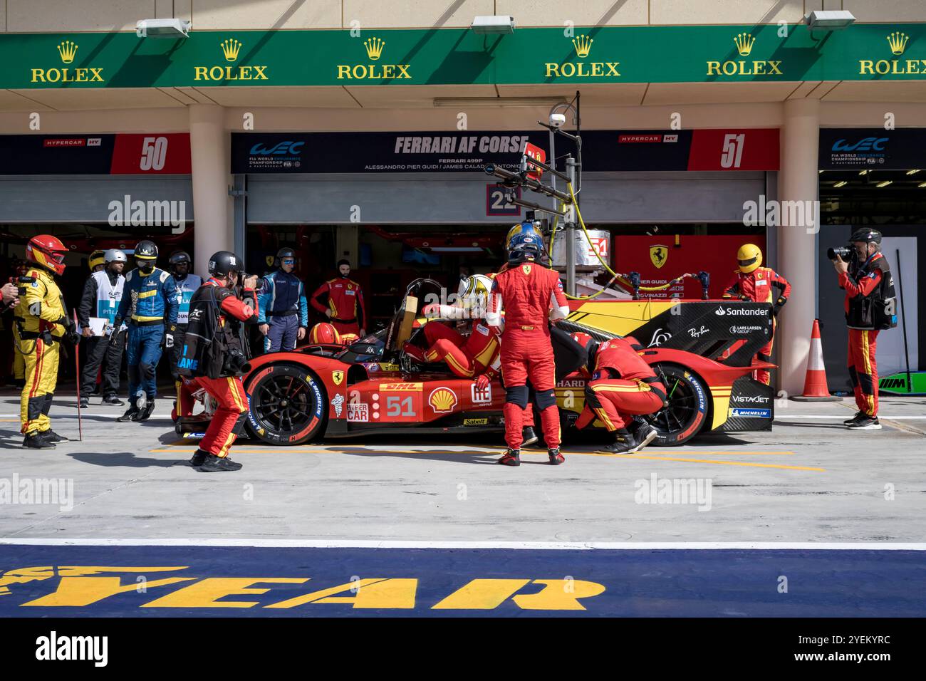 Sakhir, Bahrain. 31. Oktober 2024. Ferrari AF CORSE No.51 Hypercar – Ferrari 499P, Alessandro Pier Guidi (ITA), James Calado (GBR), Antonio Giovinazzi (ITA) während P1. Ahmad Al Shehab/Alamy Live News. Stockfoto