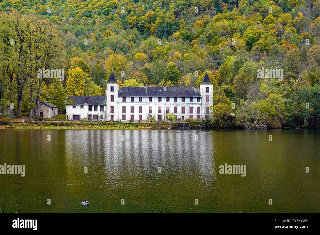 Der Lac de Campauleil und das Schloss d’Orgieux im Orlu-Tal im Herbst in der Ariege in den französischen Pyrenäen Stockfoto