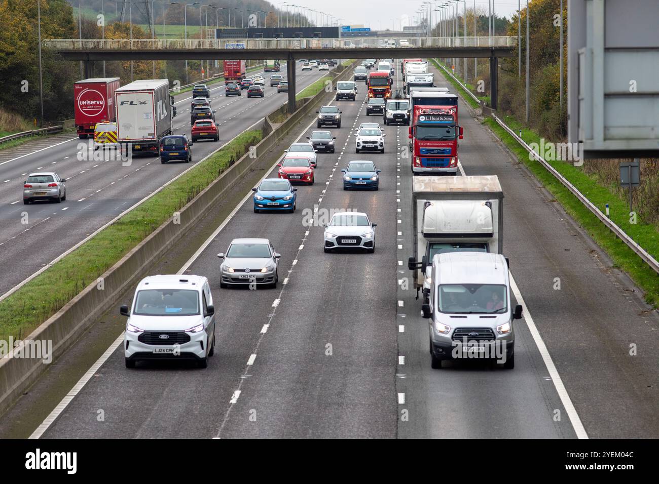 Die Autobahn M62 zwischen Anschlussstelle 25 und Anschlussstelle 26 in der Nähe von Brighouse und Huddersfield. Die M62 ist eine 107 Meilen (172 km) lange Trans-Pennine-Autobahn in Nordengland, die Liverpool und Hull über Manchester, Bradford, Leeds und Wakefield verbindet; 11 km (11 km) der Strecke wird mit der M60 um Manchester geteilt. Stockfoto