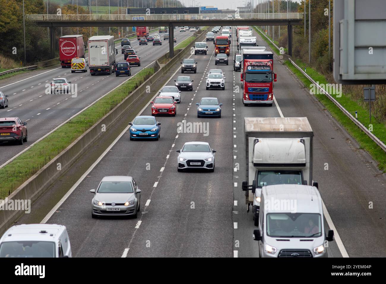 Die Autobahn M62 zwischen Anschlussstelle 25 und Anschlussstelle 26 in der Nähe von Brighouse und Huddersfield. Die M62 ist eine 107 Meilen (172 km) lange Trans-Pennine-Autobahn in Nordengland, die Liverpool und Hull über Manchester, Bradford, Leeds und Wakefield verbindet; 11 km (11 km) der Strecke wird mit der M60 um Manchester geteilt. Stockfoto