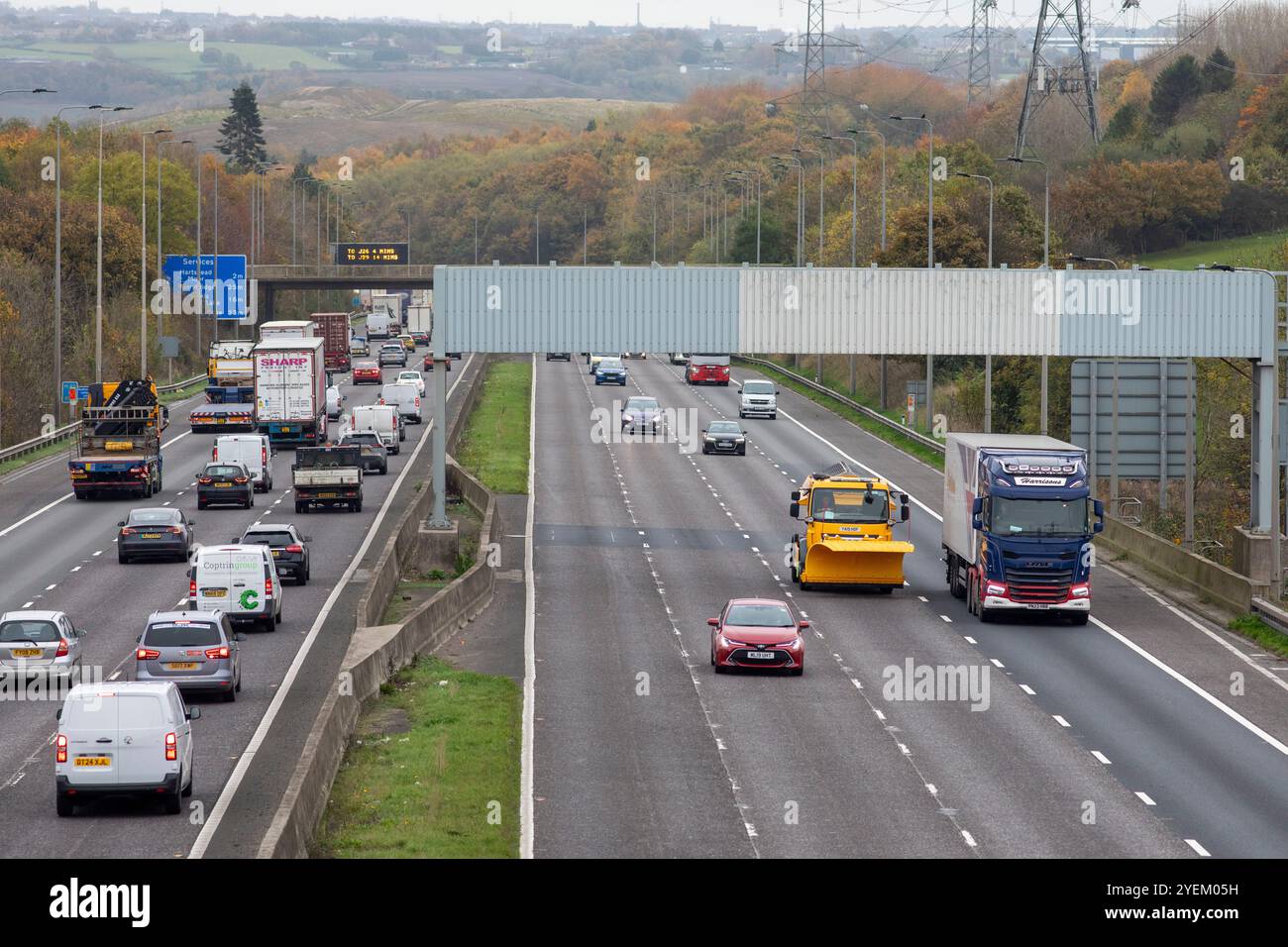 Die Autobahn M62 zwischen Anschlussstelle 25 und Anschlussstelle 26 in der Nähe von Brighouse und Huddersfield. Die M62 ist eine 107 Meilen (172 km) lange Trans-Pennine-Autobahn in Nordengland, die Liverpool und Hull über Manchester, Bradford, Leeds und Wakefield verbindet; 11 km (11 km) der Strecke wird mit der M60 um Manchester geteilt. Stockfoto