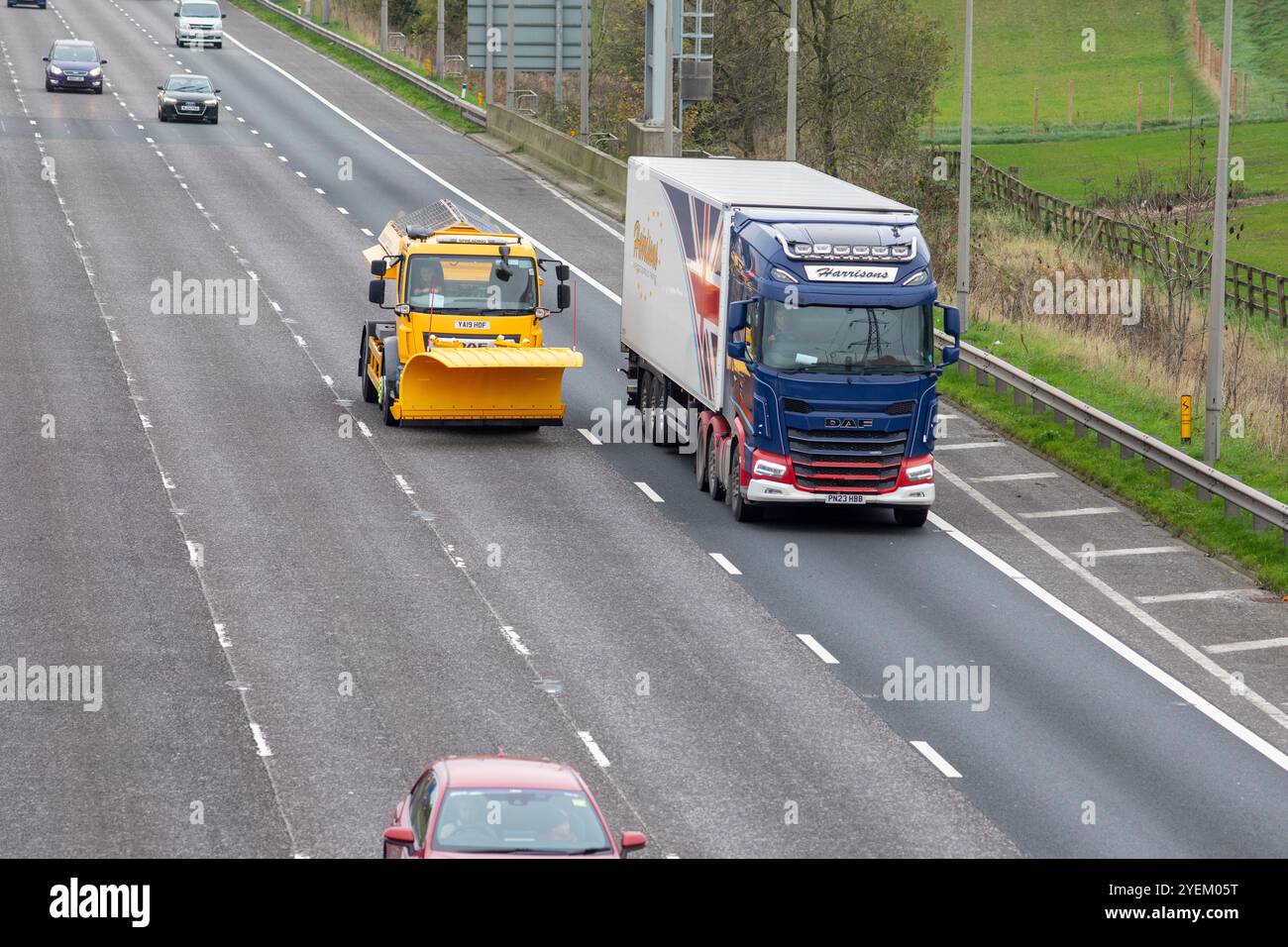 Die Autobahn M62 zwischen Anschlussstelle 25 und Anschlussstelle 26 in der Nähe von Brighouse und Huddersfield. Die M62 ist eine 107 Meilen (172 km) lange Trans-Pennine-Autobahn in Nordengland, die Liverpool und Hull über Manchester, Bradford, Leeds und Wakefield verbindet; 11 km (11 km) der Strecke wird mit der M60 um Manchester geteilt. Stockfoto