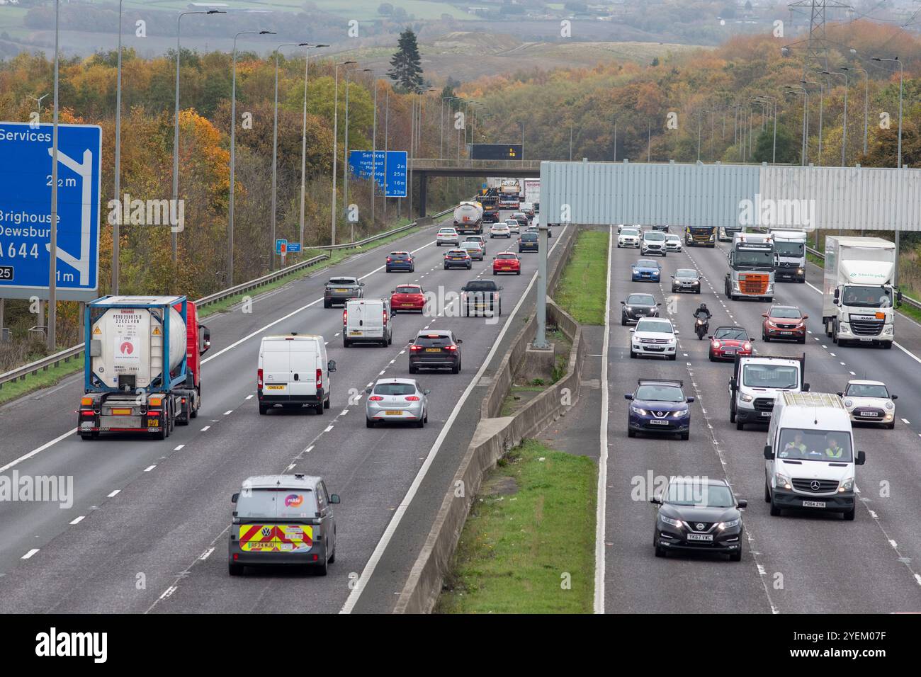 Die Autobahn M62 zwischen Anschlussstelle 25 und Anschlussstelle 26 in der Nähe von Brighouse und Huddersfield. Die M62 ist eine 107 Meilen (172 km) lange Trans-Pennine-Autobahn in Nordengland, die Liverpool und Hull über Manchester, Bradford, Leeds und Wakefield verbindet; 11 km (11 km) der Strecke wird mit der M60 um Manchester geteilt. Stockfoto